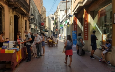 Parada de Sant Jordi de la Llar del Llibre al carrer Sant Antoni
